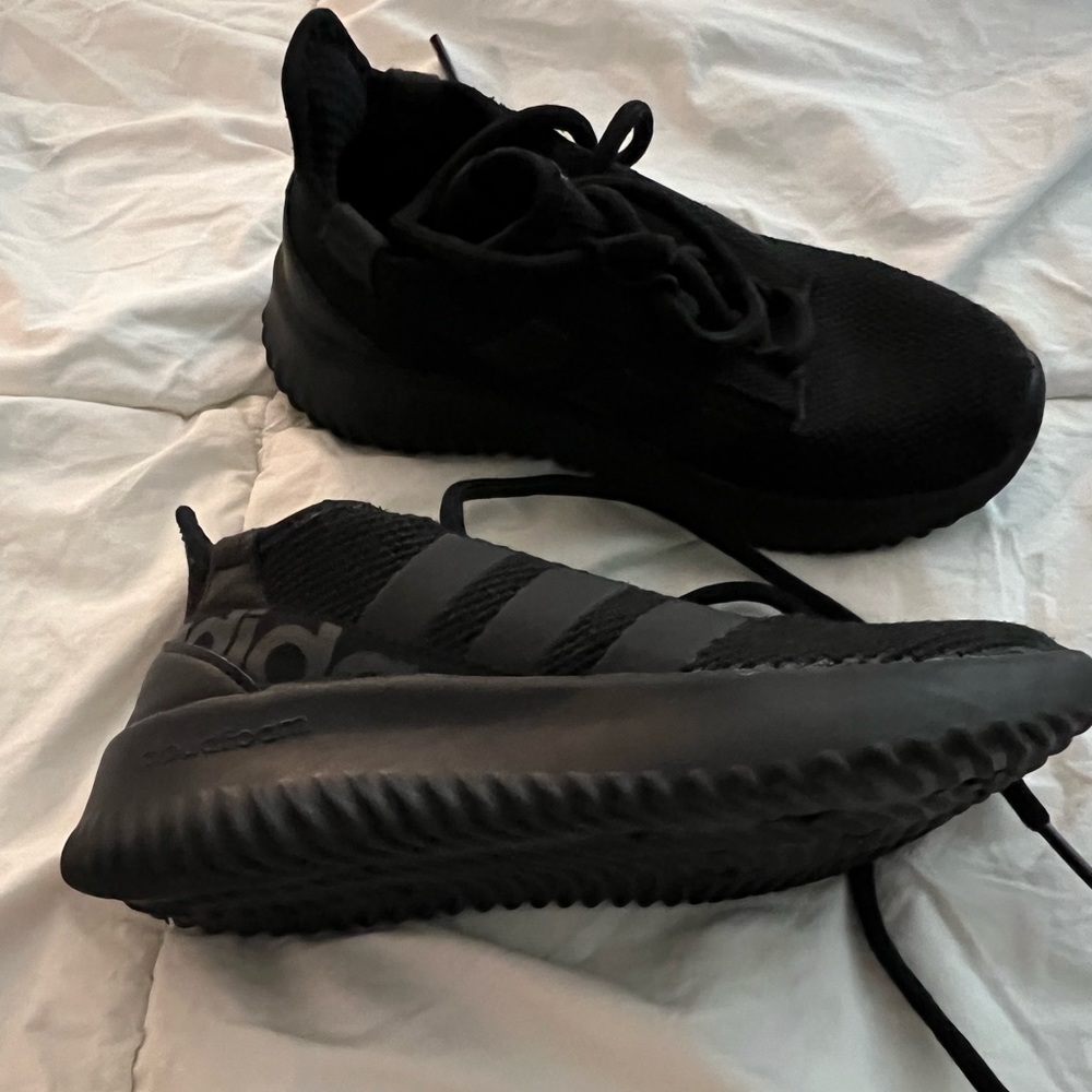 Boys Adidas sneaker